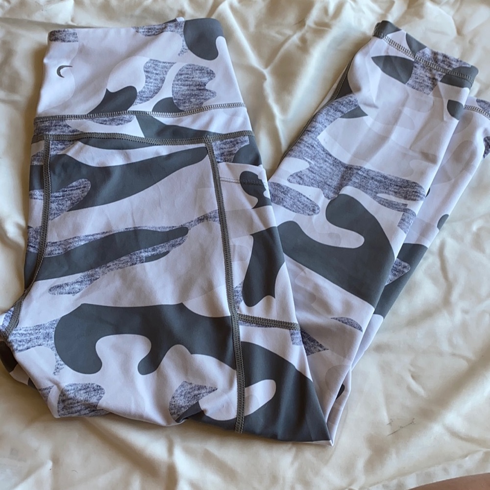 Zyia white pocket camo light n tight